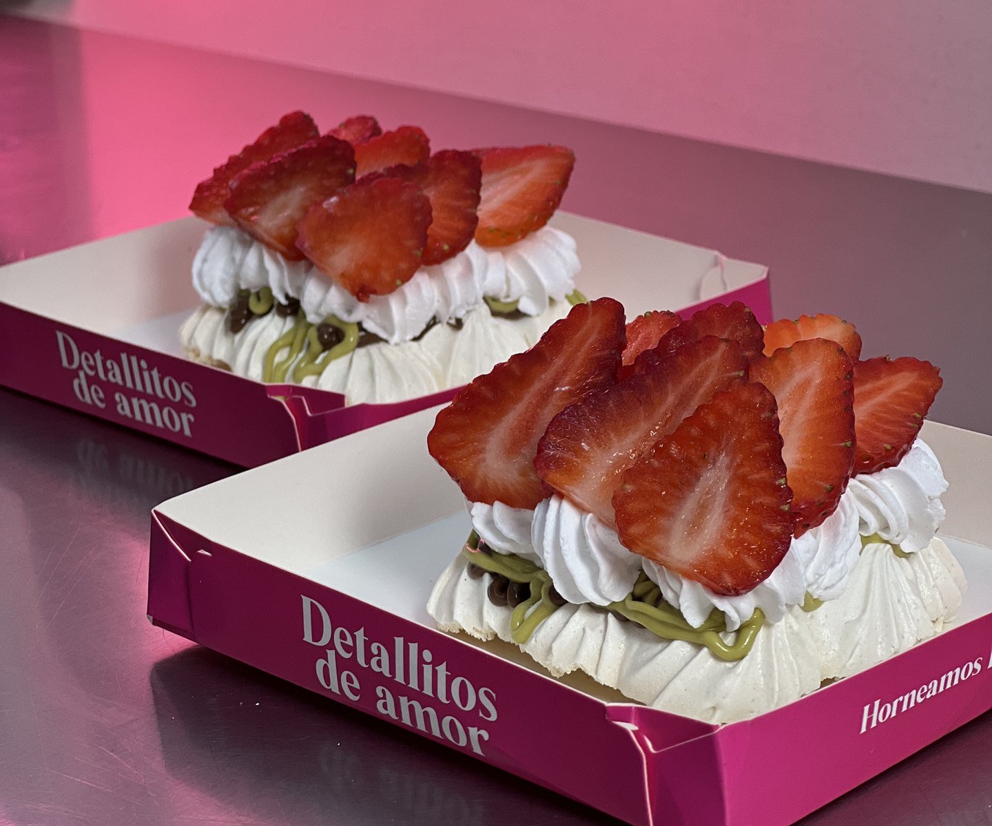 Pavlova de pistacho con Nutella de Detallitos de Amor, con chantilly y fresas frescas, en su caja rosada