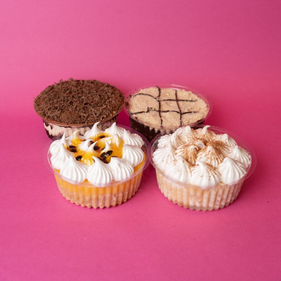 Postres de 6 onzas de Detallitos de Amor: tres leches, tiramisú, parchita y marquesa
