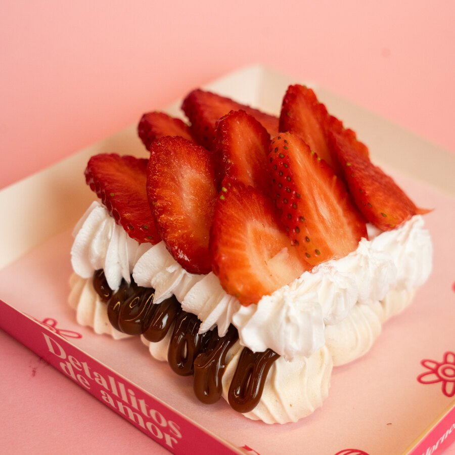 Pavlova rellena de Nutella con chantilly y fresas frescas de Detallitos de Amor