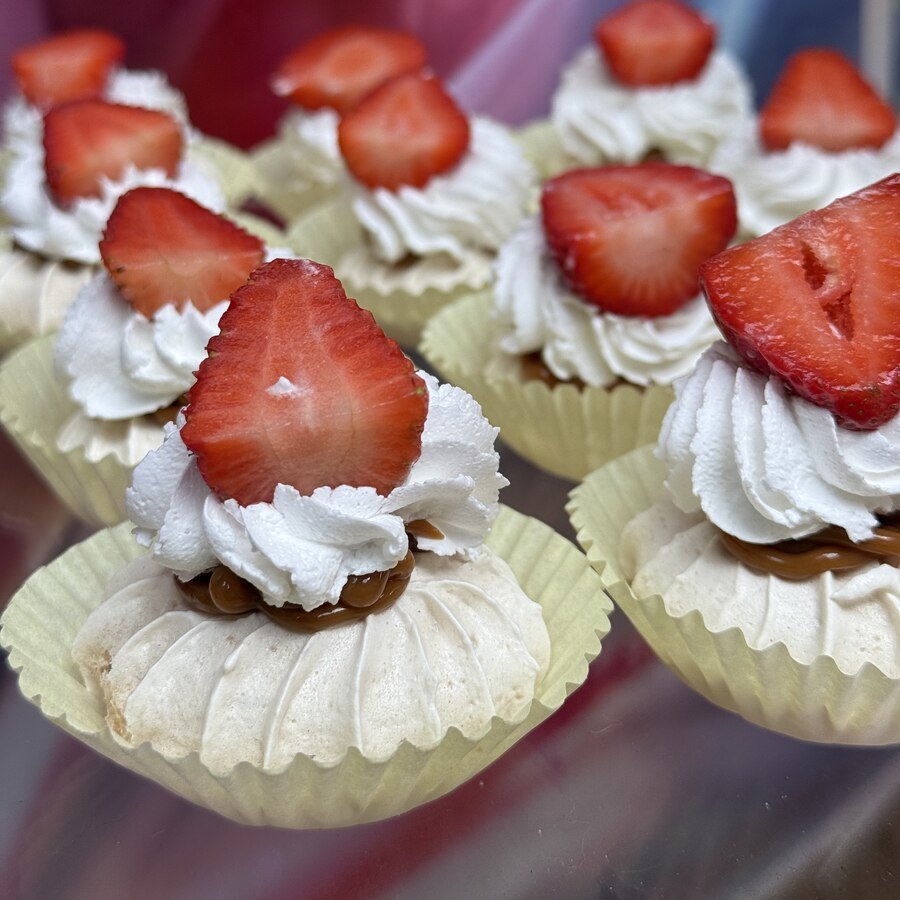 Mini bites de pavlova con arequipe, chantilly y fresas del candy bar de Detallitos de Amor