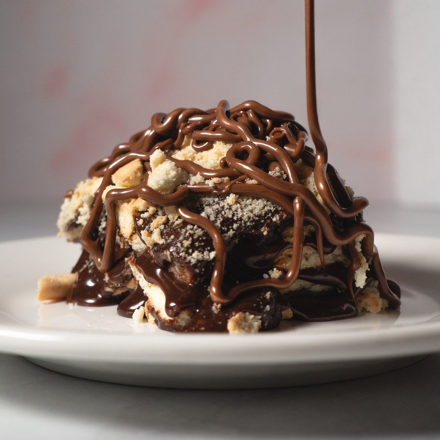 Marquesa de Detallitos de Amor con galleta, crema y chocolate derretido cayendo encima